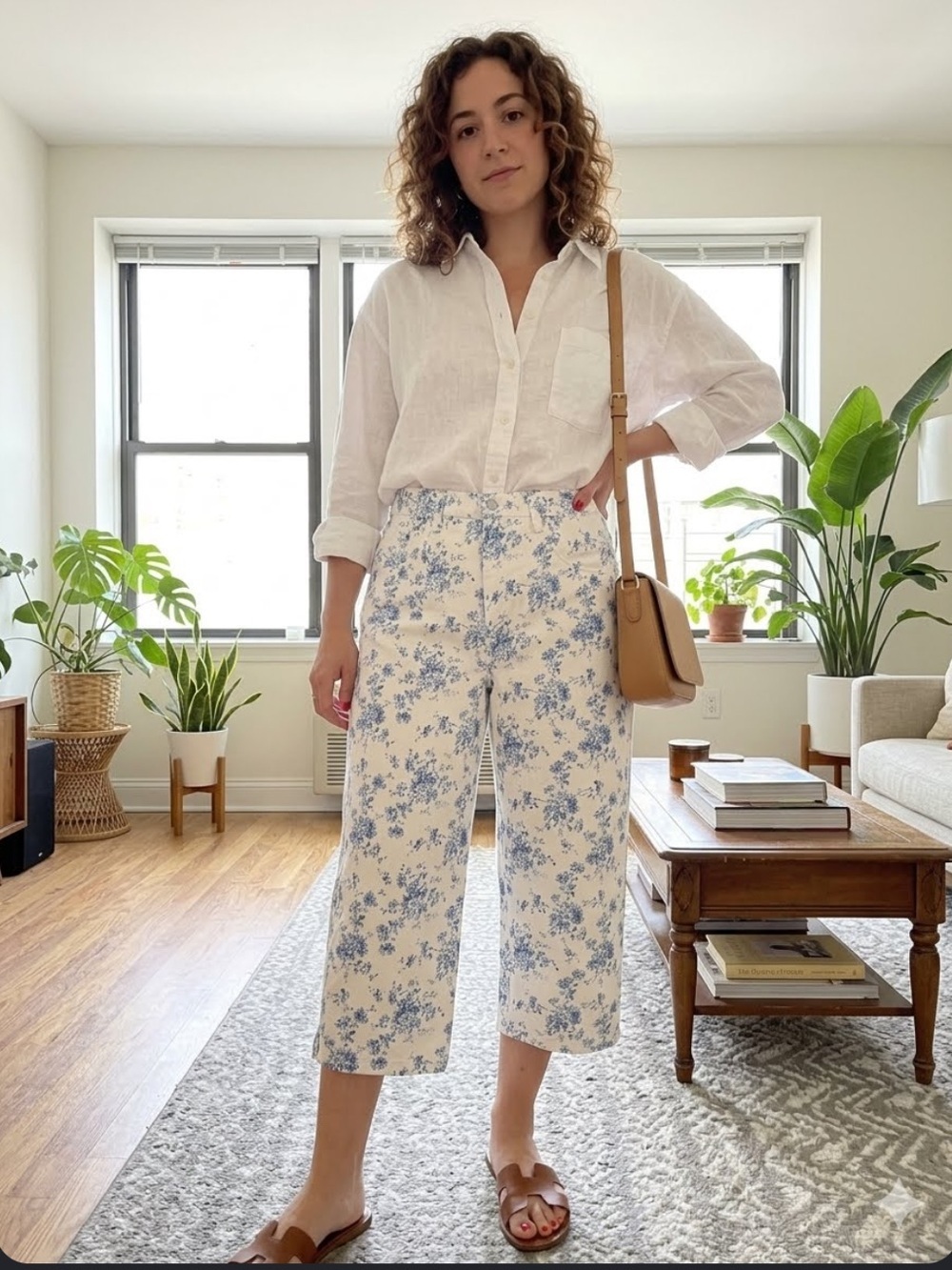 bill blass White Capri jeans with Blue Floral size 10P (Zz100)